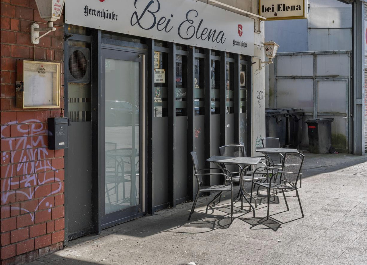 Helder uitzicht op een restaurant tafel met gasten die genieten van hun maaltijd